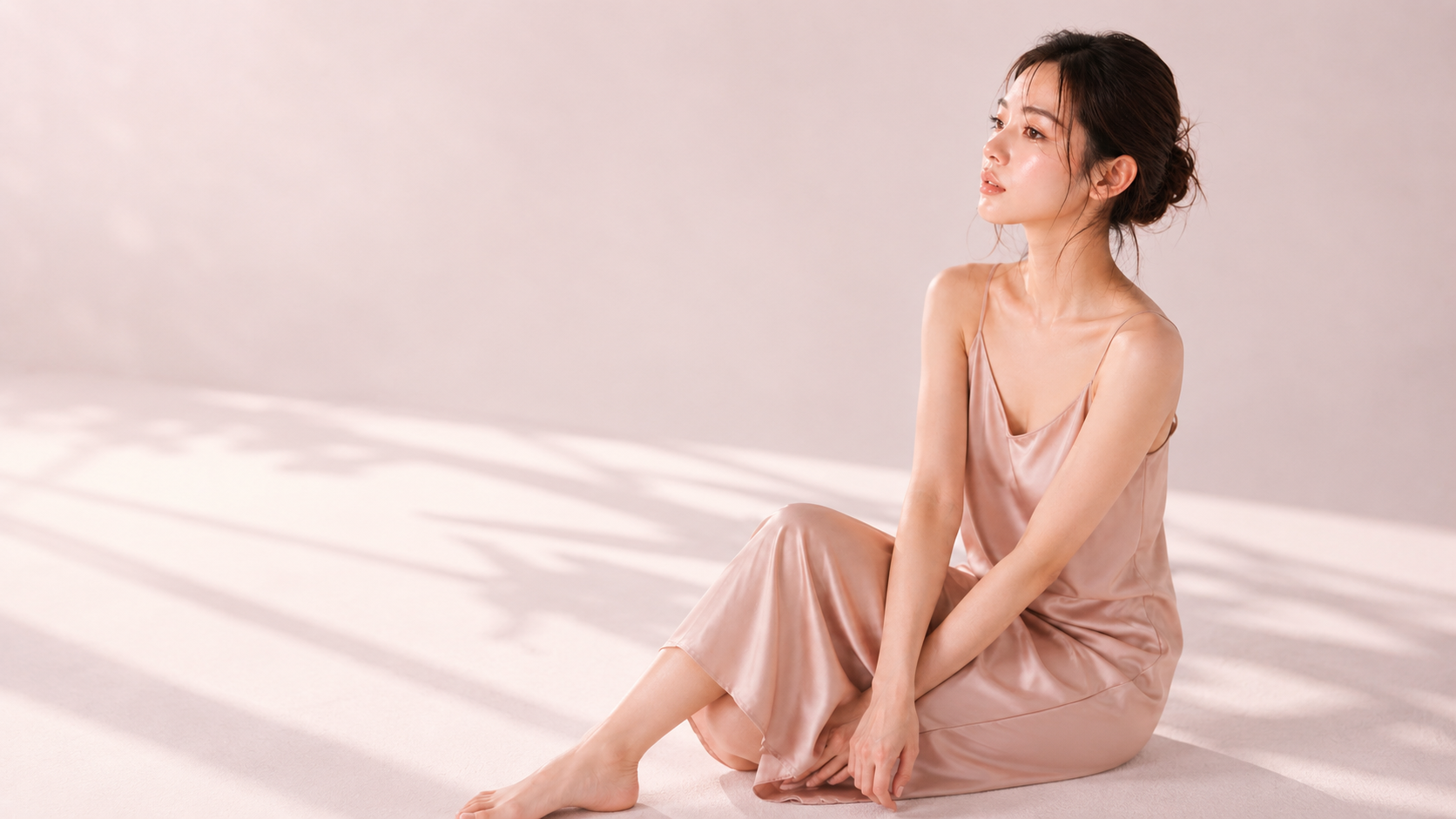 momotone ― 三紅のくすみに、桃のめぐりを。透明感のある素肌の女性